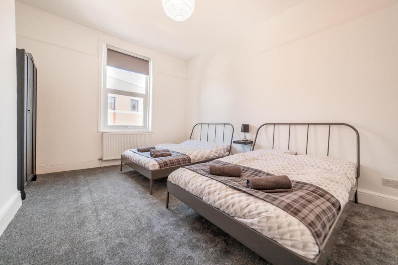 Peaky Blinders Apartment 5 Min Walk To Blackpool Tower Sleeps Up To 14 Exterior foto
