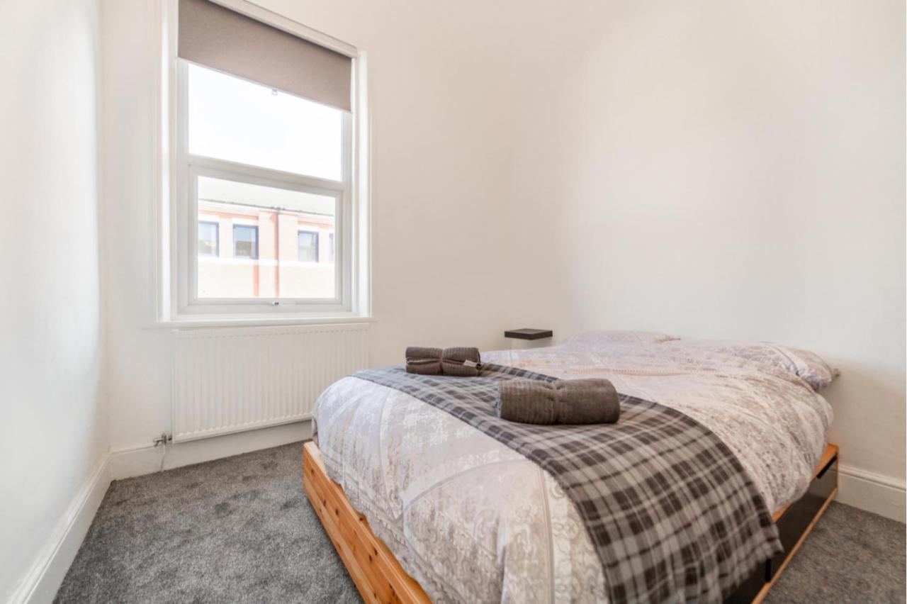 Peaky Blinders Apartment 5 Min Walk To Blackpool Tower Sleeps Up To 14 Exterior foto